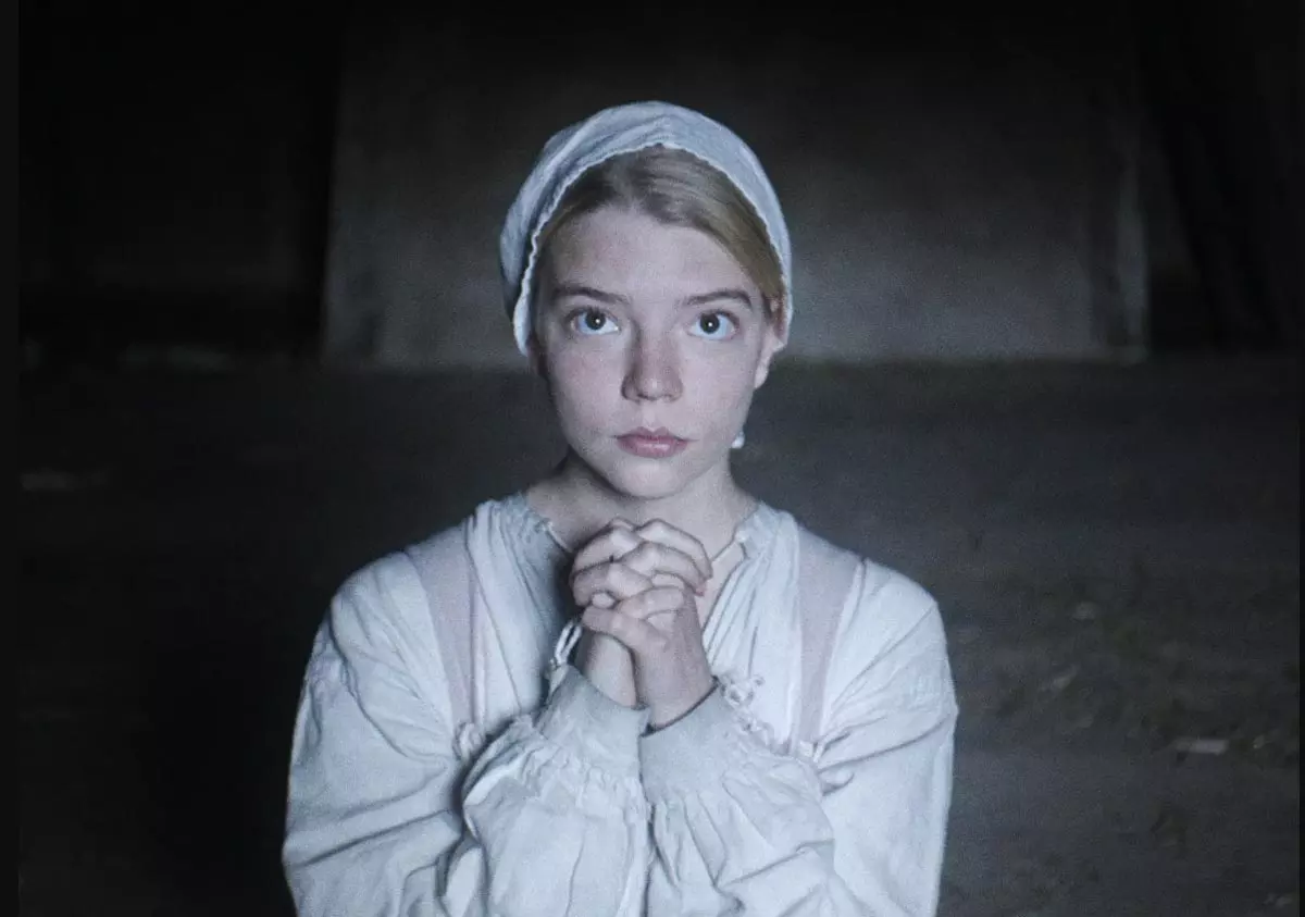 آنیا تیلور جوی در حال دعا خواندن در فیلم جادوگر در لباس دختر روستایی