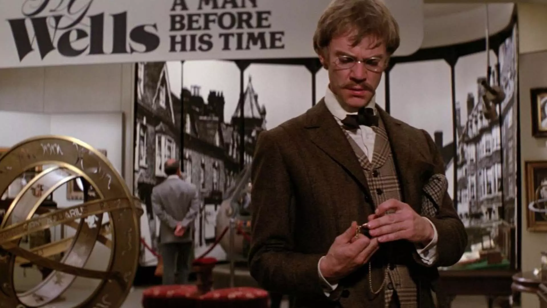 دیوید وارنر در حال کار کردن با یک دستگاه در فیلم Time After Time