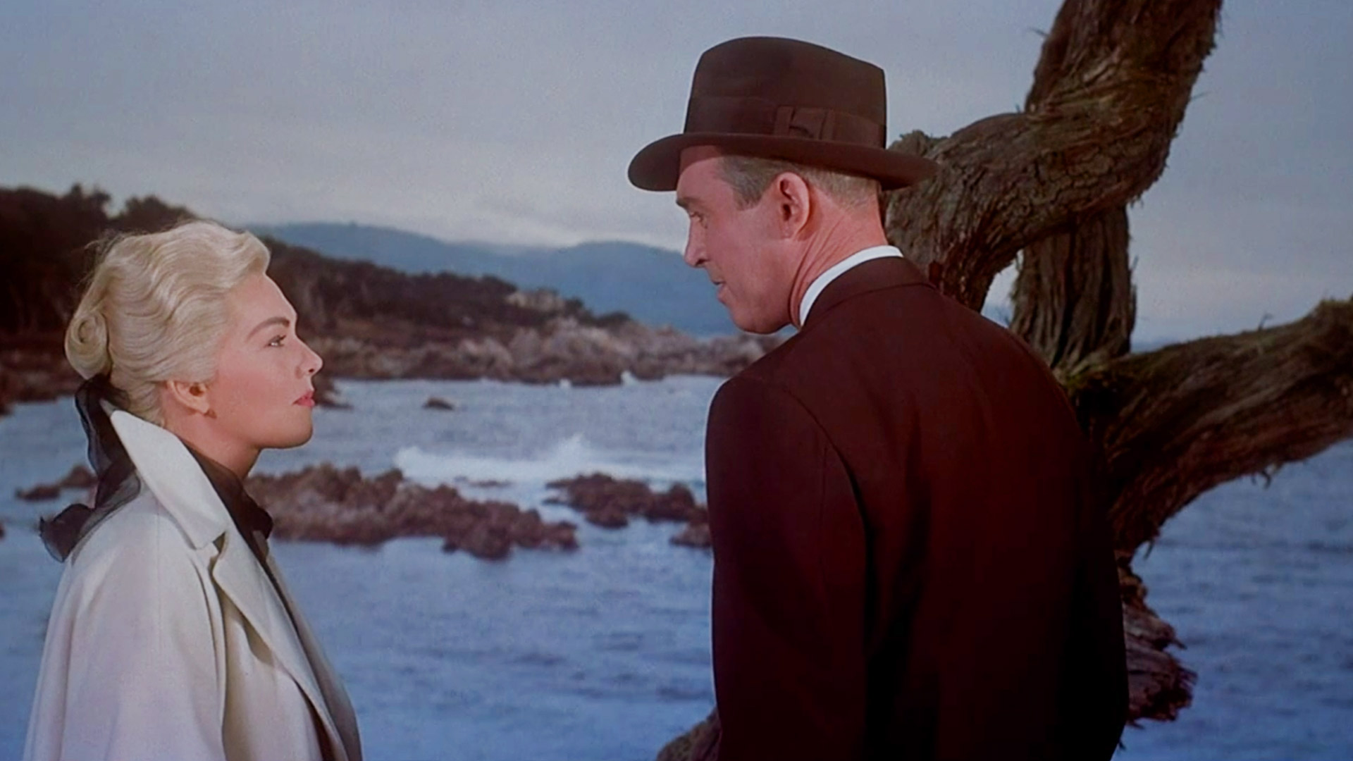 جیمز استوارت در کنار دریا در فیلم vertigo
