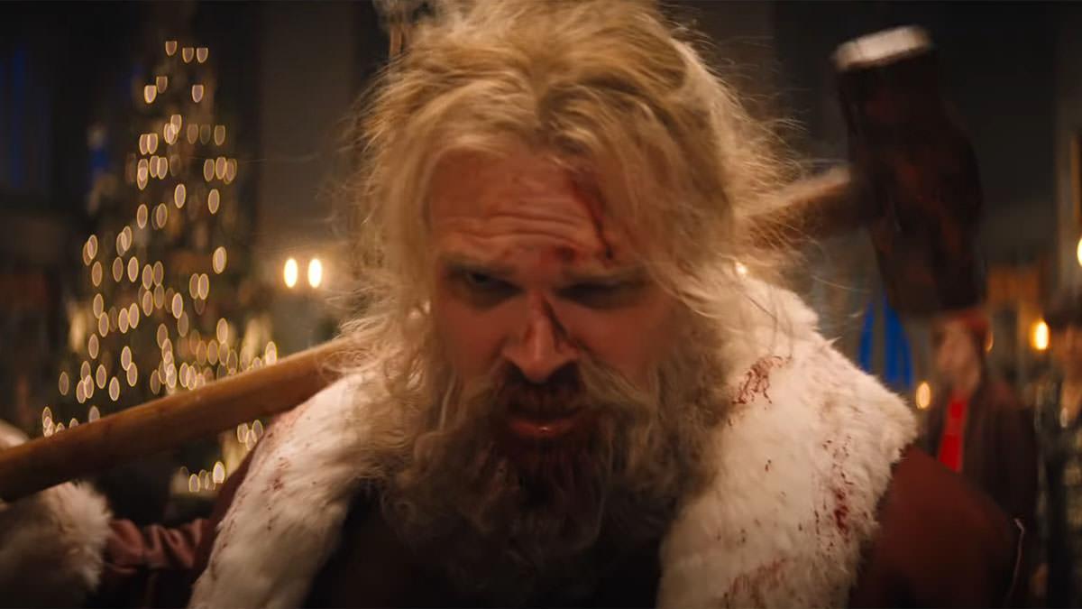 دیوید هاربر در نقش بابانوئل در حال لبخند زدن در فیلم Violent Night