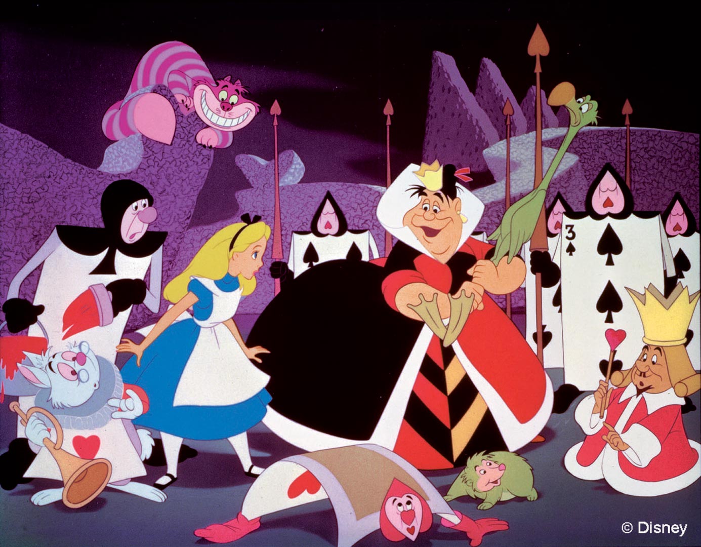 آلیس در کنار ملکه دل و سربازانش و گربه چشایر خندان