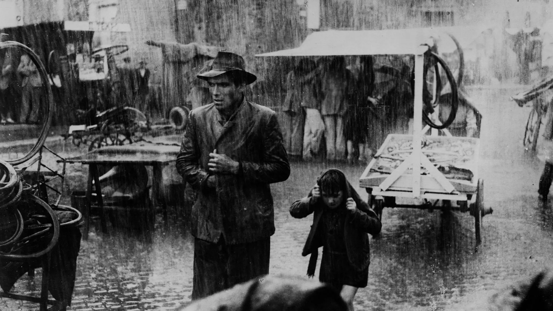 آنتونیو در باران در فیلم دزد دوچرخه