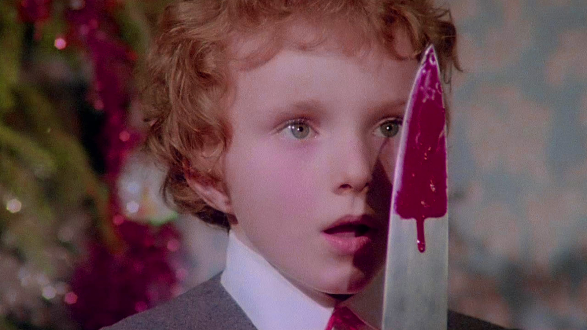 کودک در حال نگاه کردن به چاقو در فیلم قرمز تیره