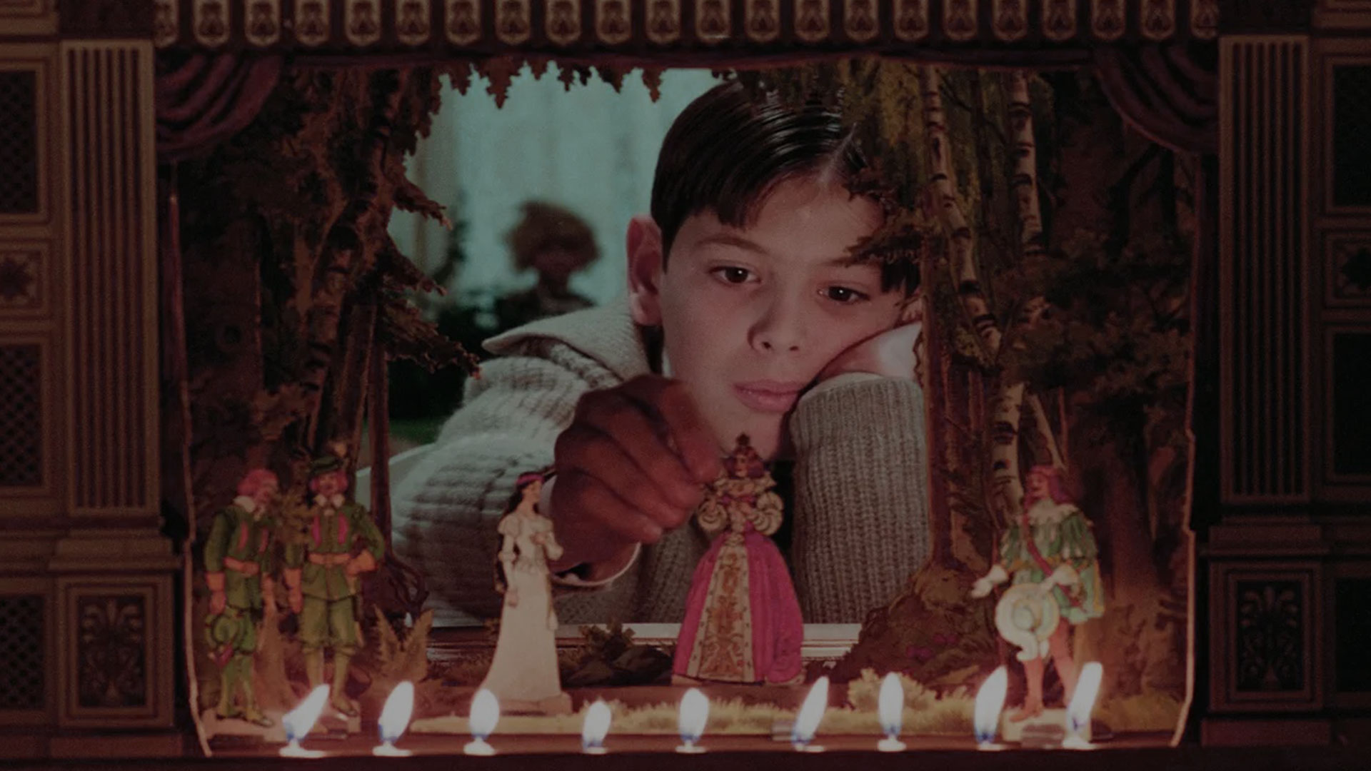 الکساندر در حال روشن کردن شمع در فیلم فانی و الکساندر