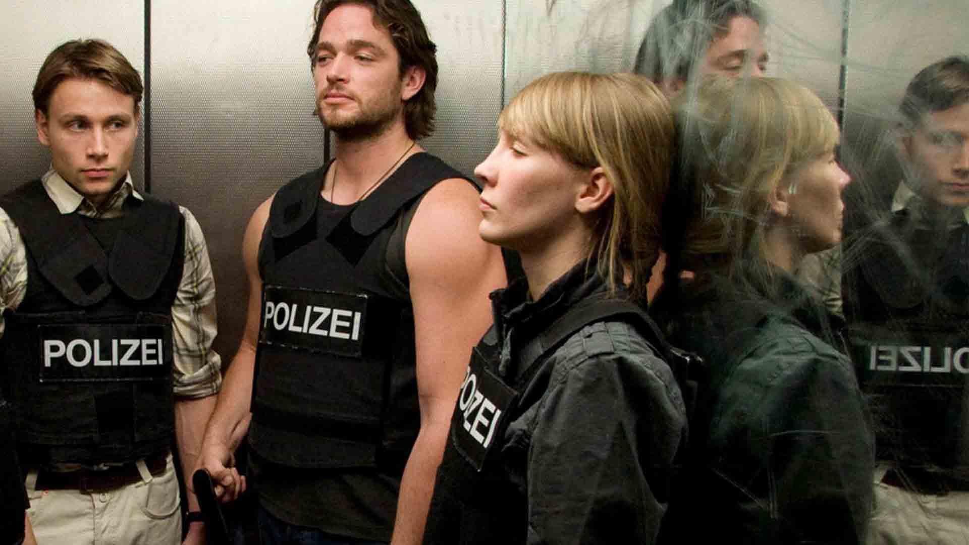 سه مامور پلیس با جلیقه ضدگلوله در آسانسور در سریال In the Face of Crime