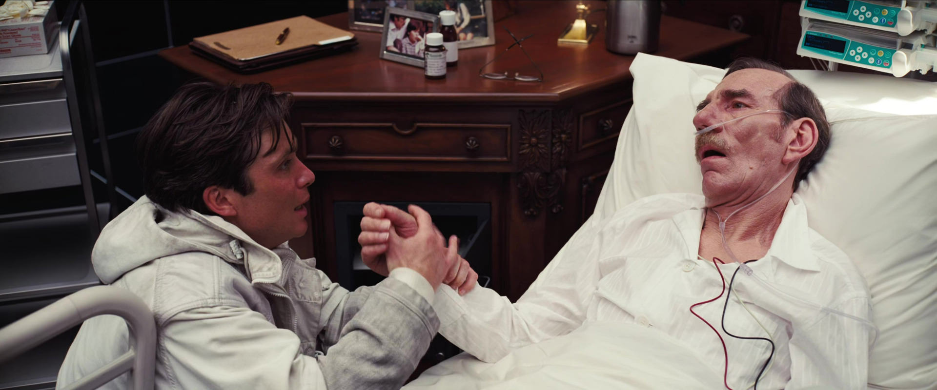 رابرت فیشر در کنار تخت پدرش در فیلم اینسپشن