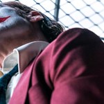 قدم زدن جوکر با بازی واکین فینیکس زیر باران در تصویر جدید فیلم Joker 2