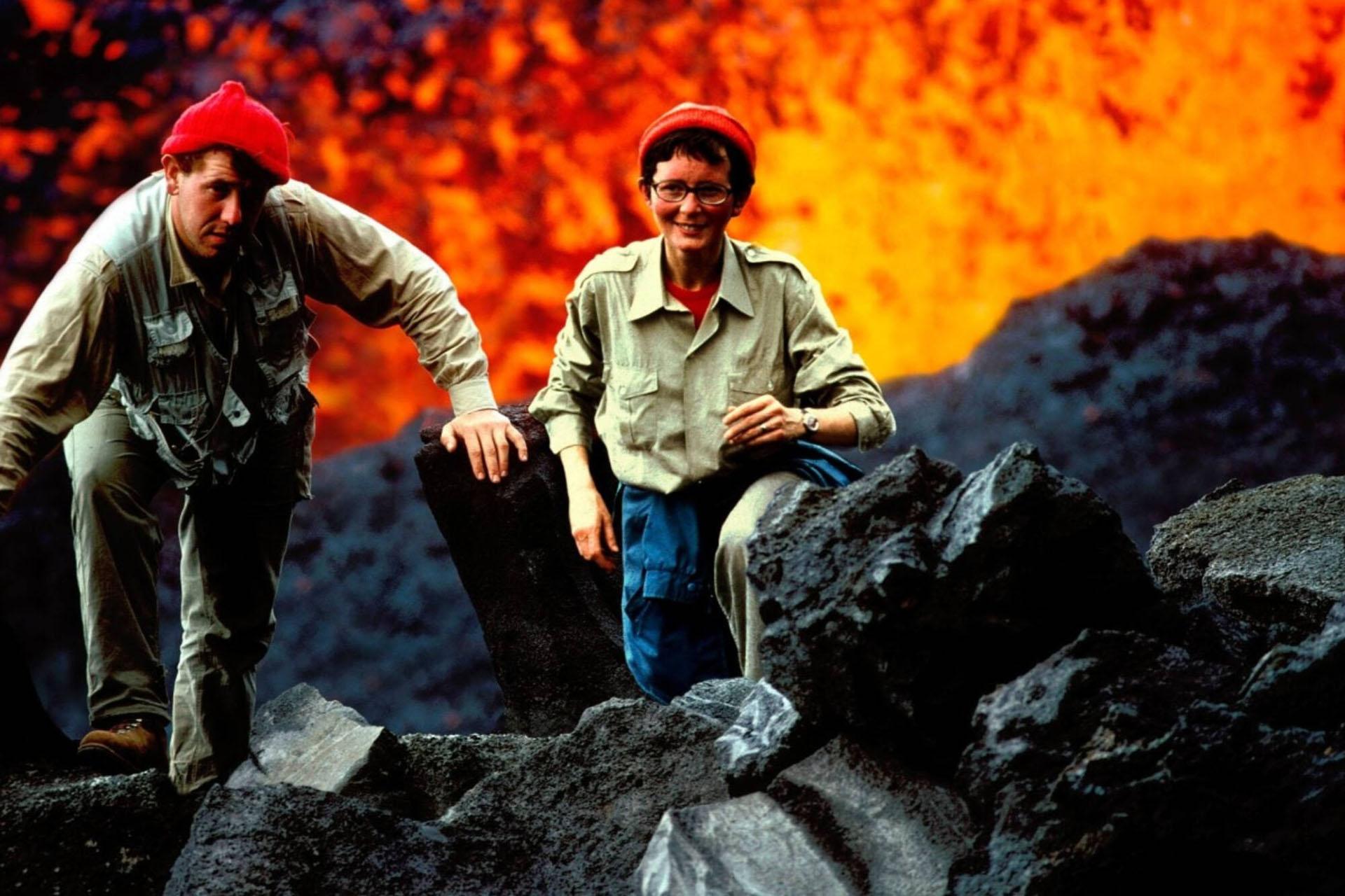 کاتیا و موریس روی کوهی آتش‌فشانی در مستند Fire of Love