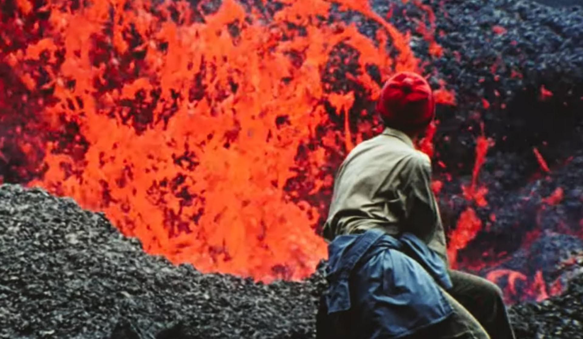 کاتیا کرافت خیره به گدازه‌های آتش‌فشانی در مستند Fire of Love