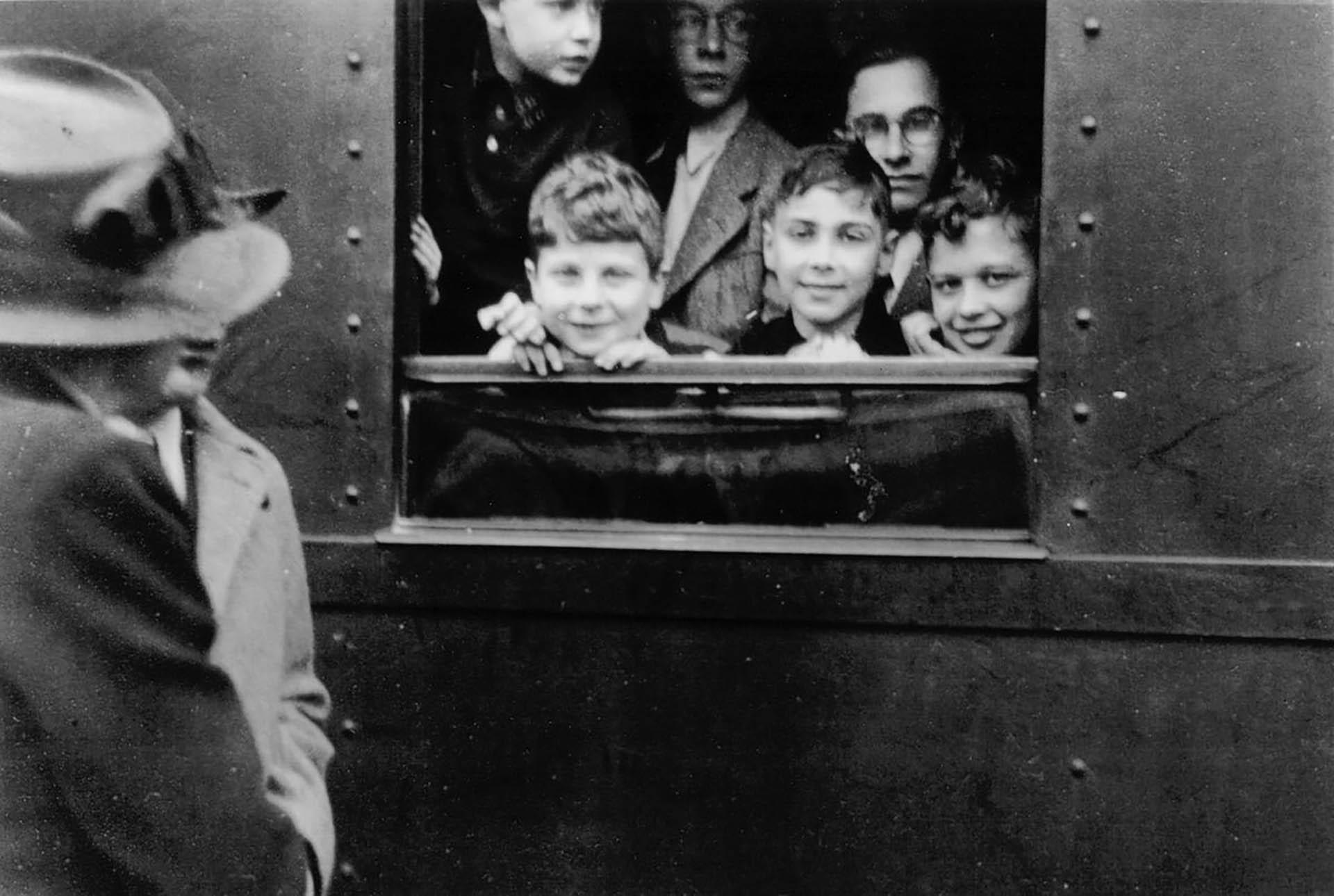 کودکان نجات‌یافته عملیات Kindertransport در قطار
