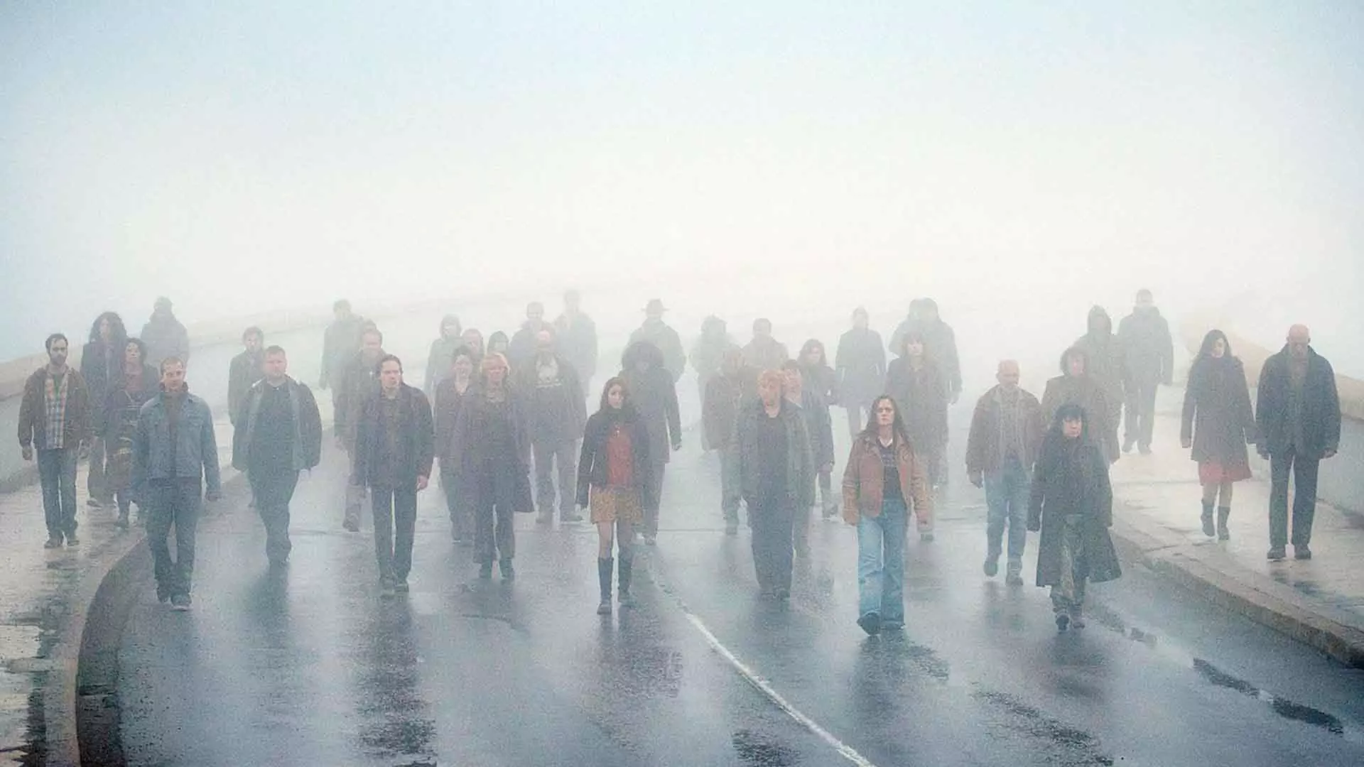 مردم در حال راه رفتن در مه در سریال les revenants
