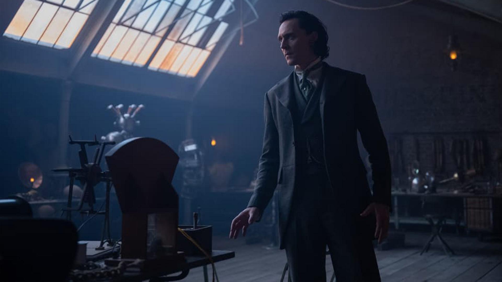 لوکی در محل اقامت ویکتور تایملی در قسمت سوم فصل دوم سریال Loki