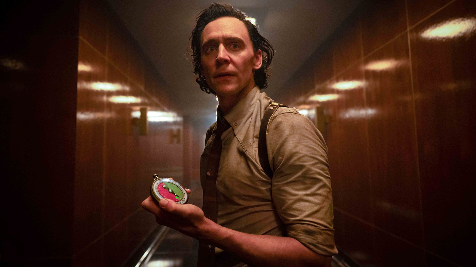 لوکی با ساعتی در دست در قسمت اول فصل دوم سریال Loki 