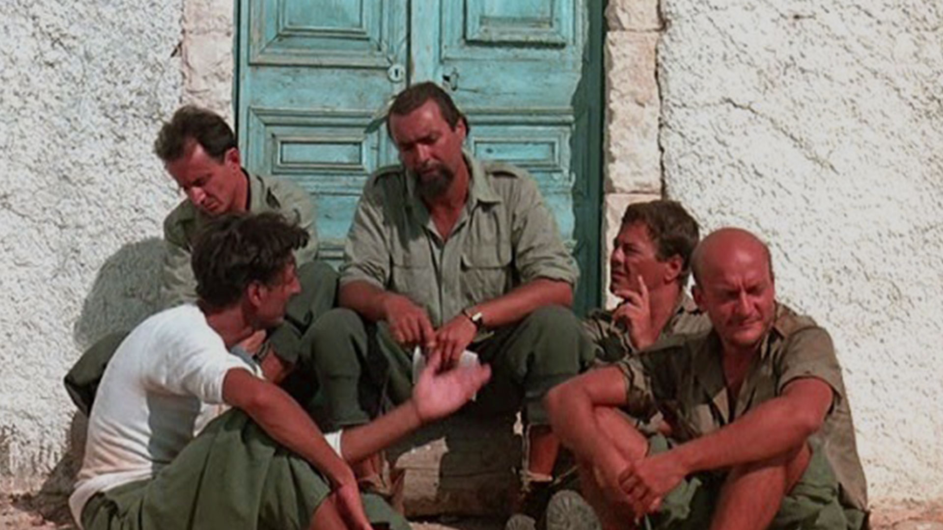 سربازان در حال حرف زدن در فیلم مدیترانه