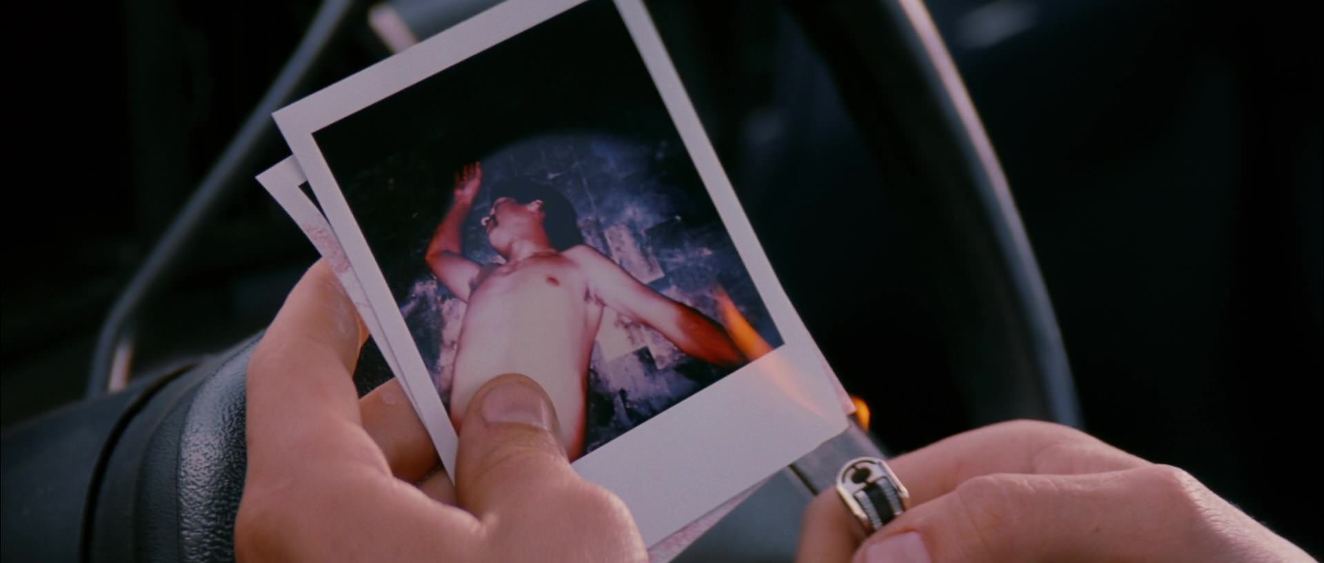 لئونارد عکس را می‌سوزاند، فیلم ممنتو