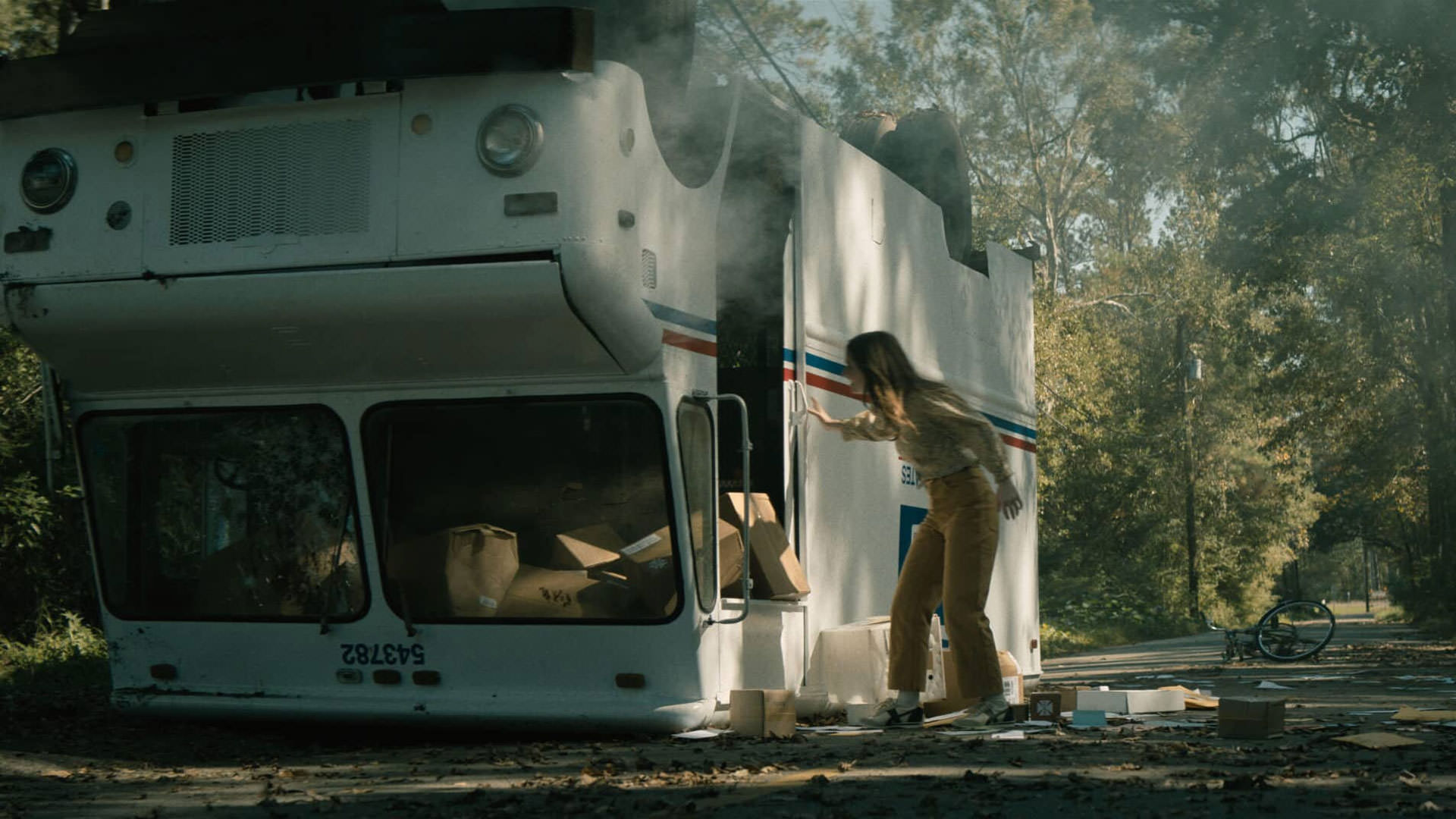 کیتلین دیور کنار یک ماشین چپ شده‌ی سفیدرنگ در نمایی از فیلم هیچ‌کس نجاتت نخواهد داد به کارگردانی برایان دافیلد