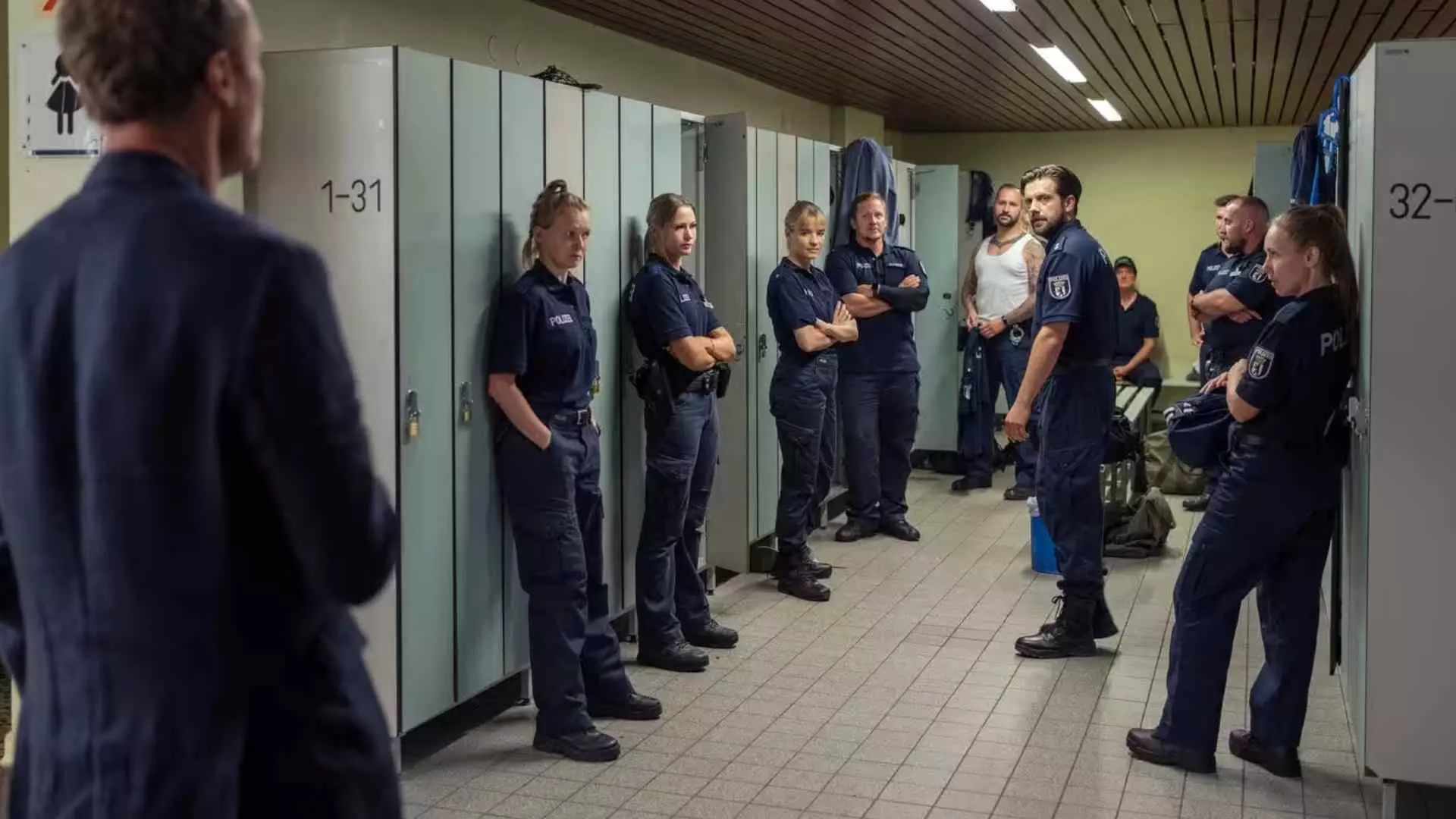 بازرسی در حال سوال پرسیدن از ماموران پلیس در سریال Tatort 