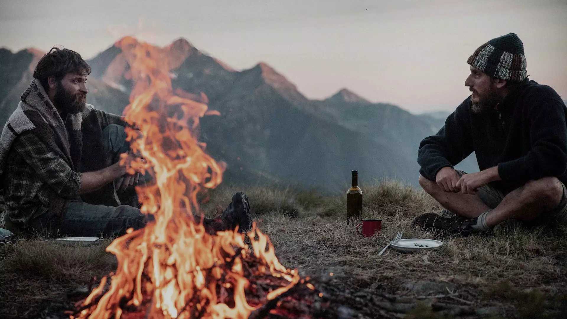 لوکا کنار آتش در فیلم هشت کوه