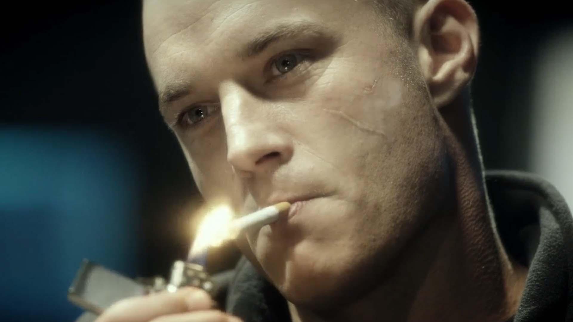 تراویس فیمل در حال روشن کردن سیگار در فیلم Harodim