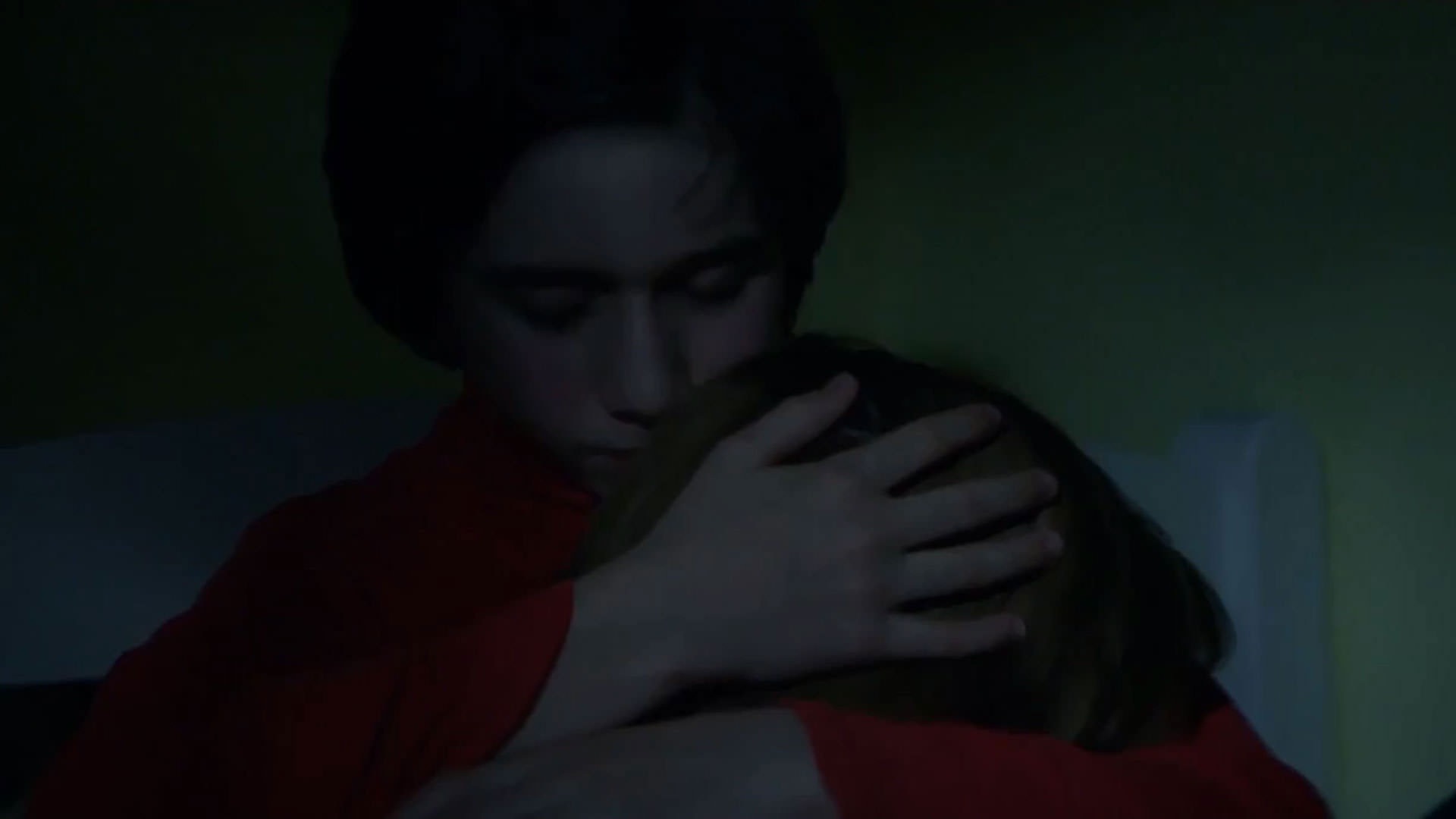 ساندرا هولر در آغوش میلو ماچادو گرانر قرمزپوش در نمایی از فیلم آناتومی یک سقوط به کارگردانی ژوستین تریه