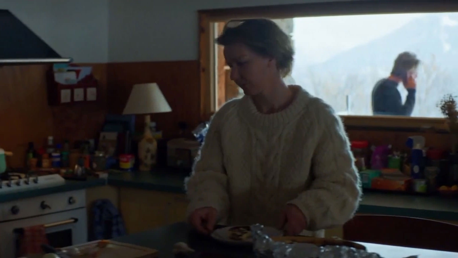 ساندرا هولر داخل یک آشپزخانه در نمایی از فیلم آناتومی یک سقوط به کارگردانی ژوستین تریه