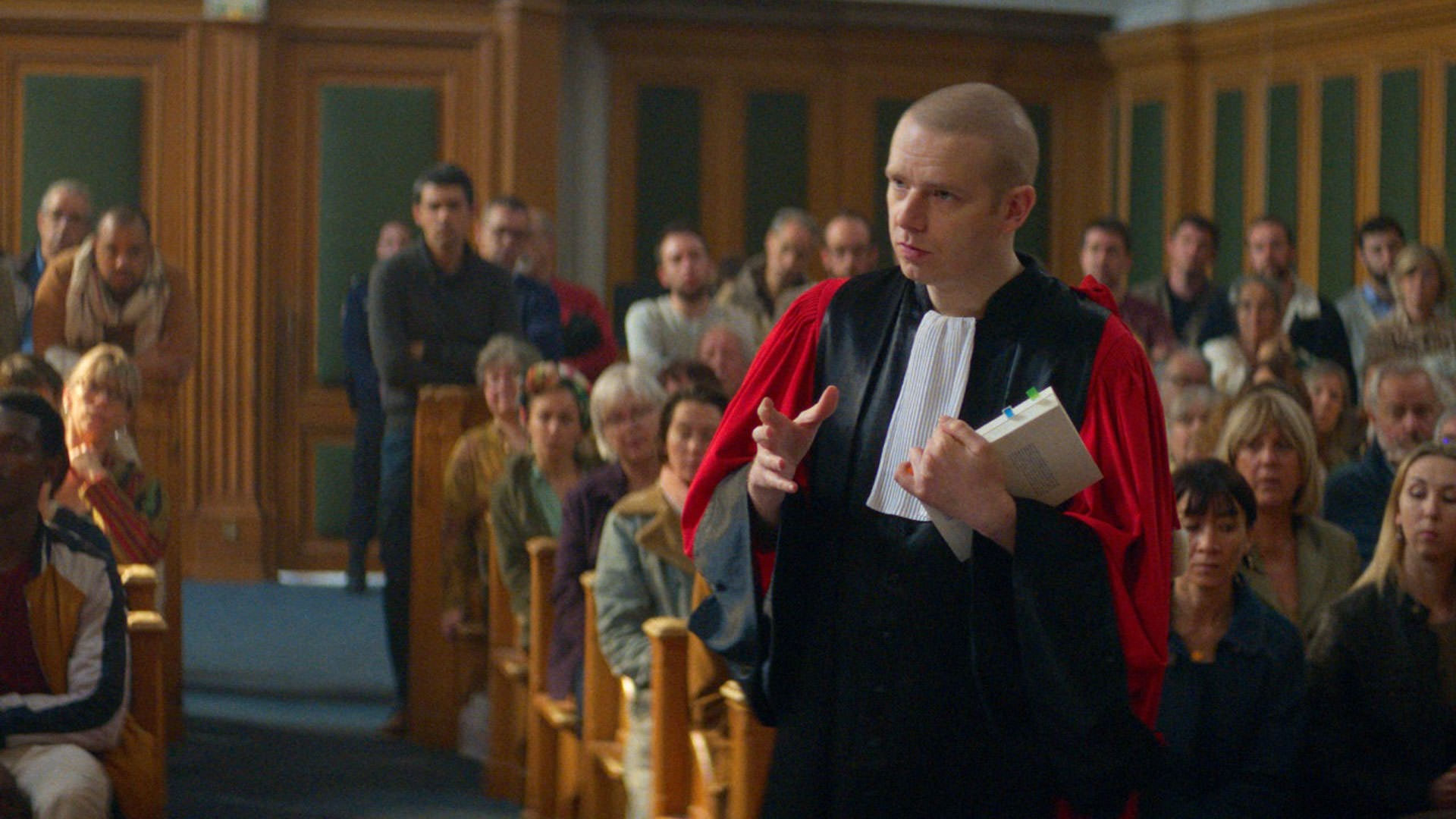 آنتوان رنارتس در نقش دادستان در نمایی از فیلم آناتومی یک سقوط به کارگردانی ژوستین تریه
