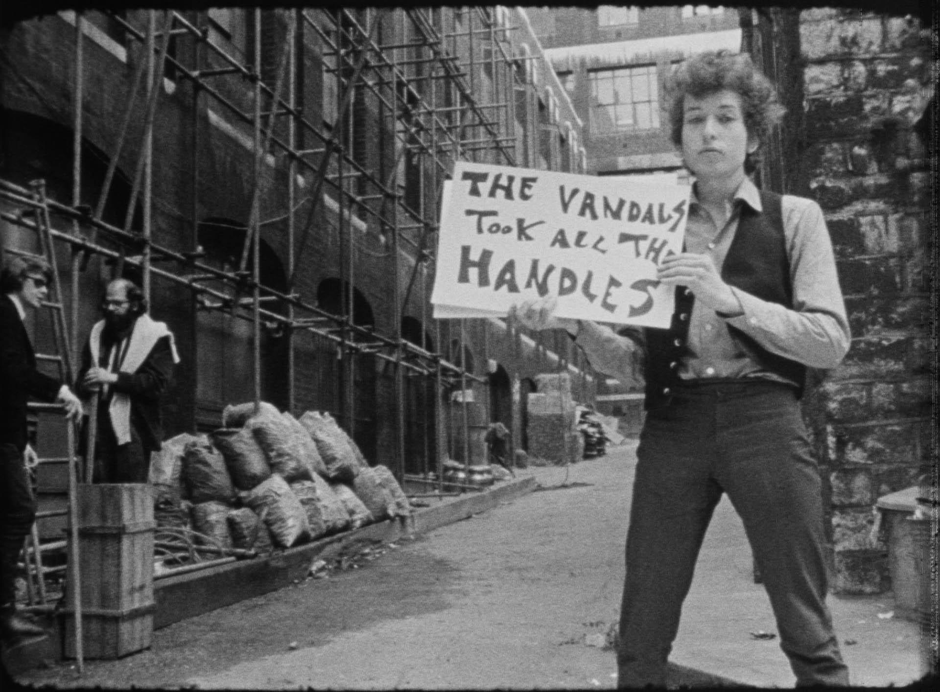 باب دیلن لیریک به دست در ویدئو موزیکی در مستند Bob Dylan: Dont Look Back