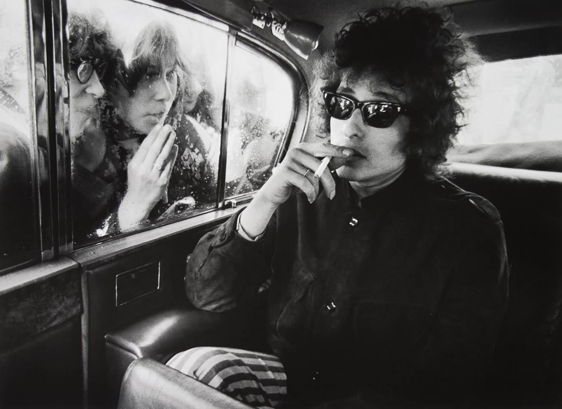 باب دیلن در حال سیگار کشیدن در ماشین در مستند Bob Dylan: Dont Look Back