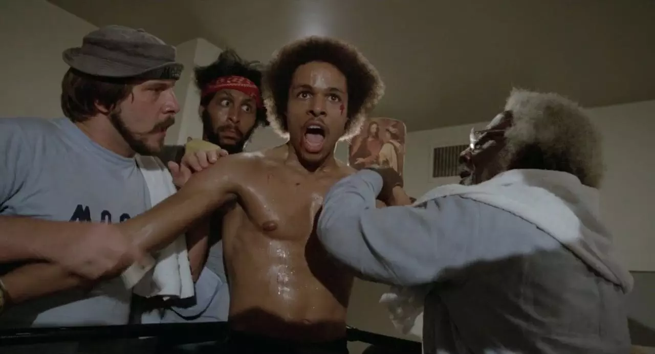 بوکسور جوان سیاه پوست درحال آماده شدن برای مبارزه در فیلم جسم و جان