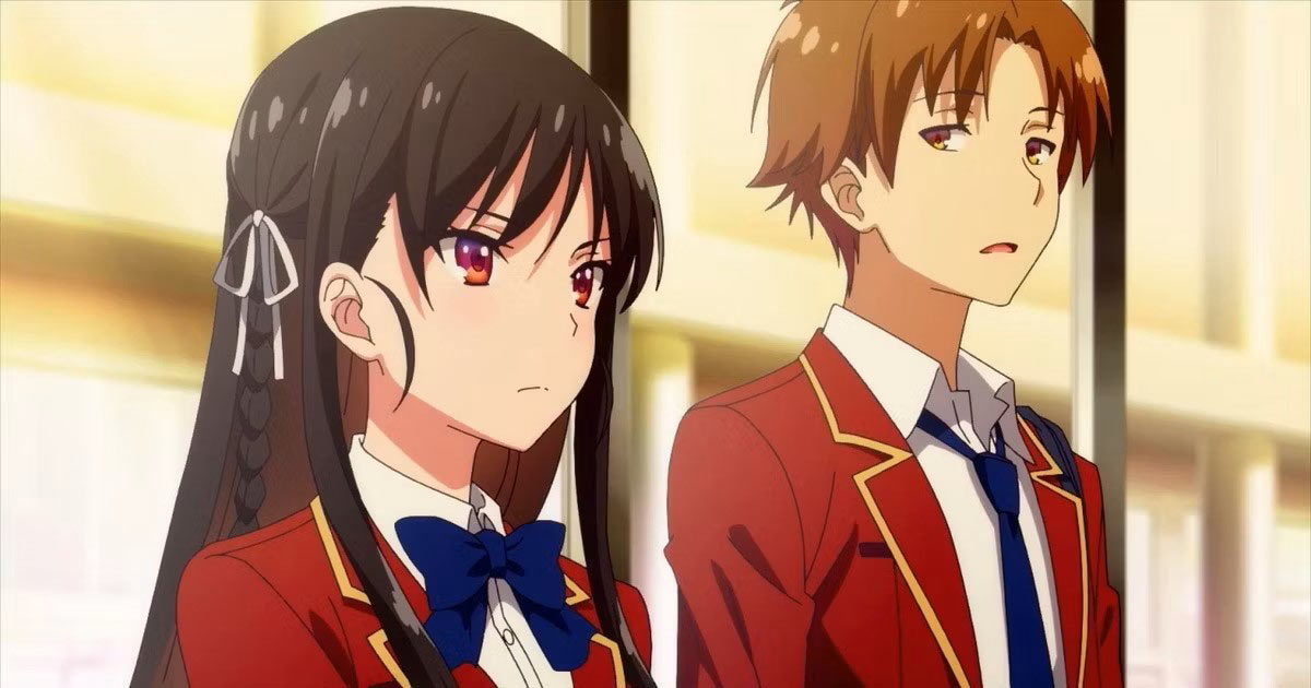 Les deux personnages principaux de l'anime de classe d'élite avec des uniformes scolaires spéciaux