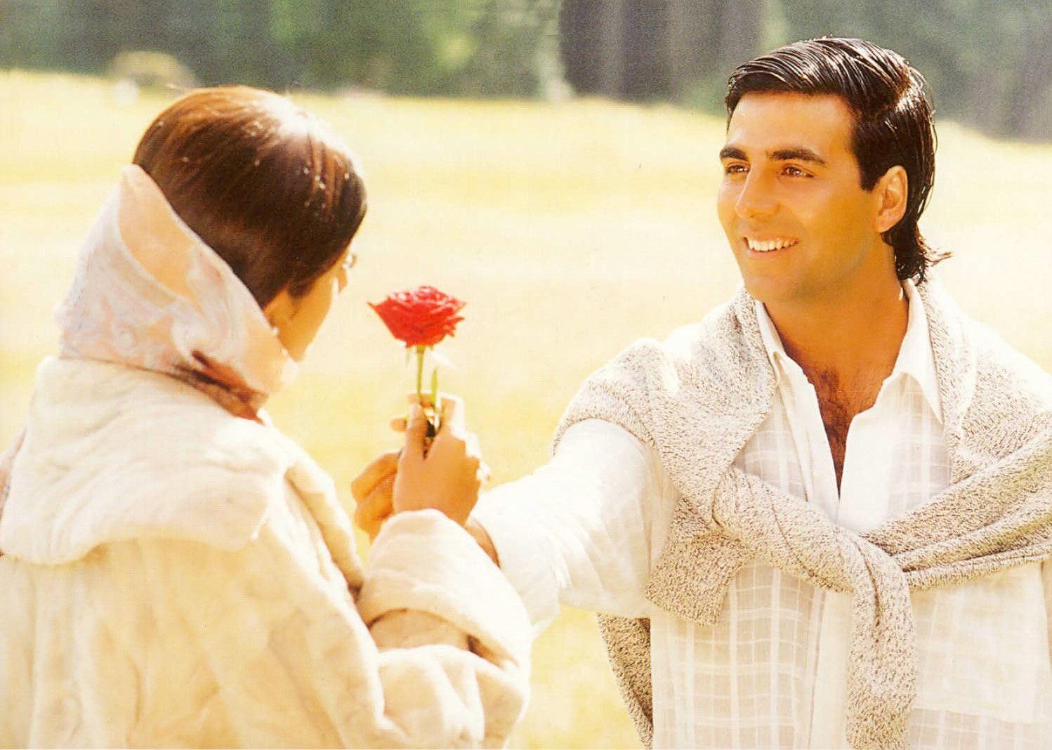 آکشی کومار در حال دادن گل به شیلپا شتی در فیلم تپش قلب