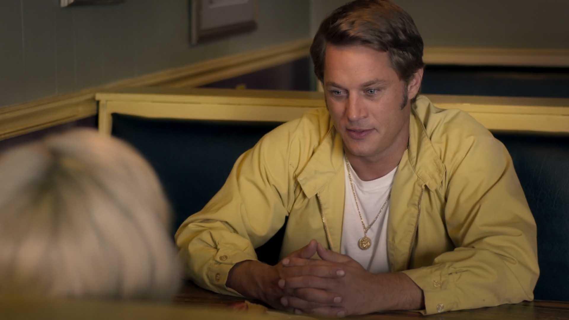 تراویس فیمل با پیراهن زرد در رستوران در فیلم Finding Steve McQueen