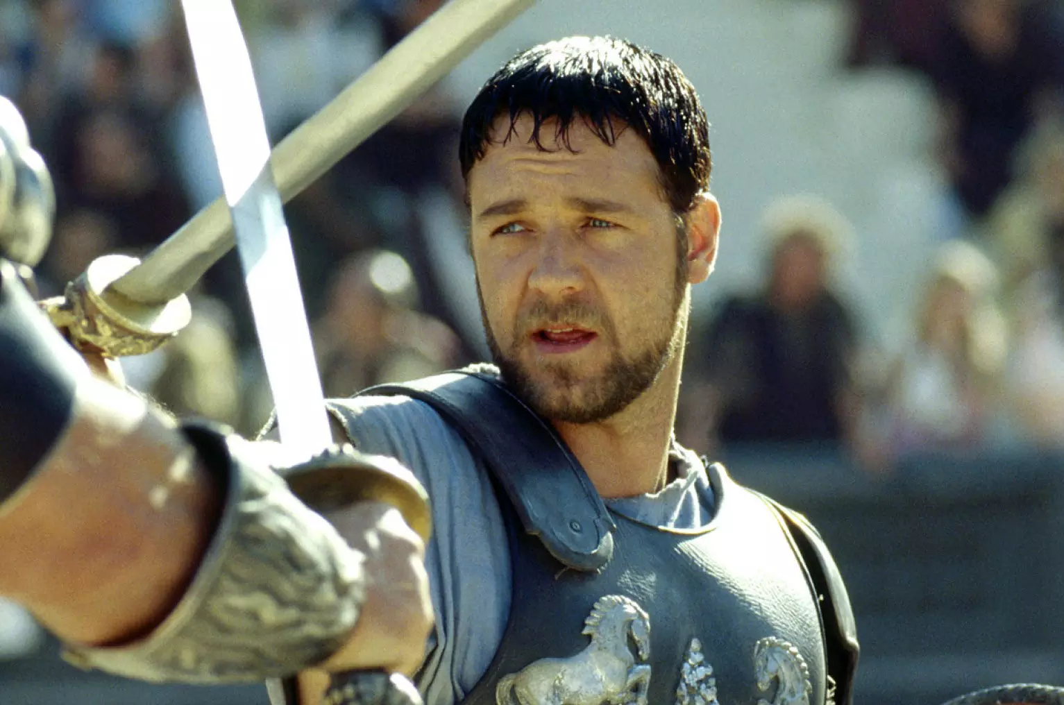 راسل کرو در نقش ماکسیموس در فیلم گلادیاتور در حال مبارزه با شمشیر