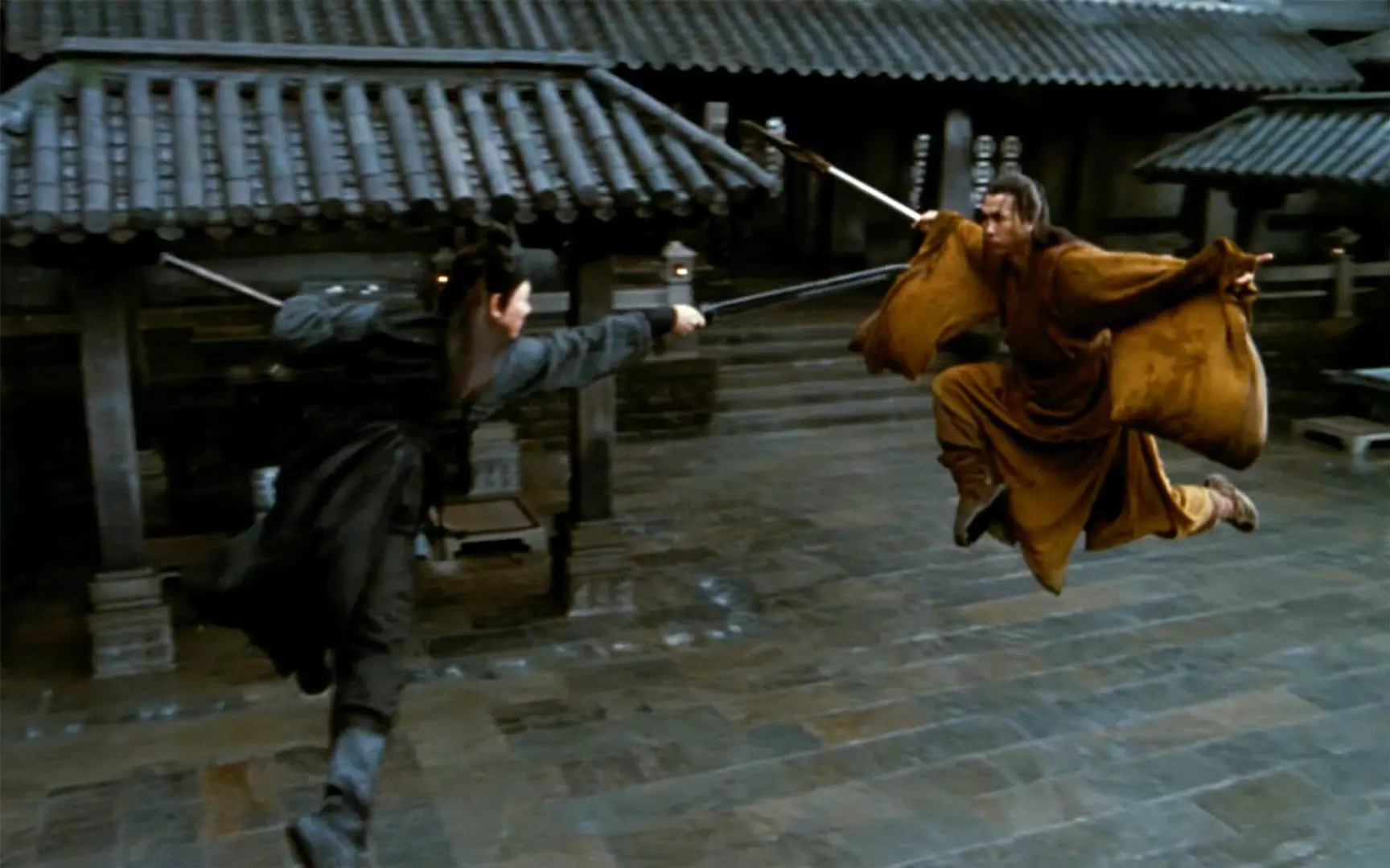 جت لی و دانی ین درحال مبارزه در آسمان در فیلم قهرمان