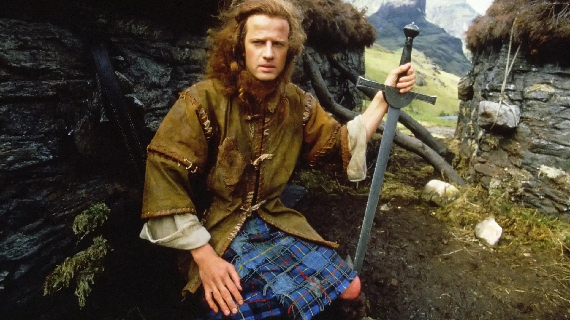 آدام لمبرت نشسته با شمشیری در دست در فیلم کوه نشین