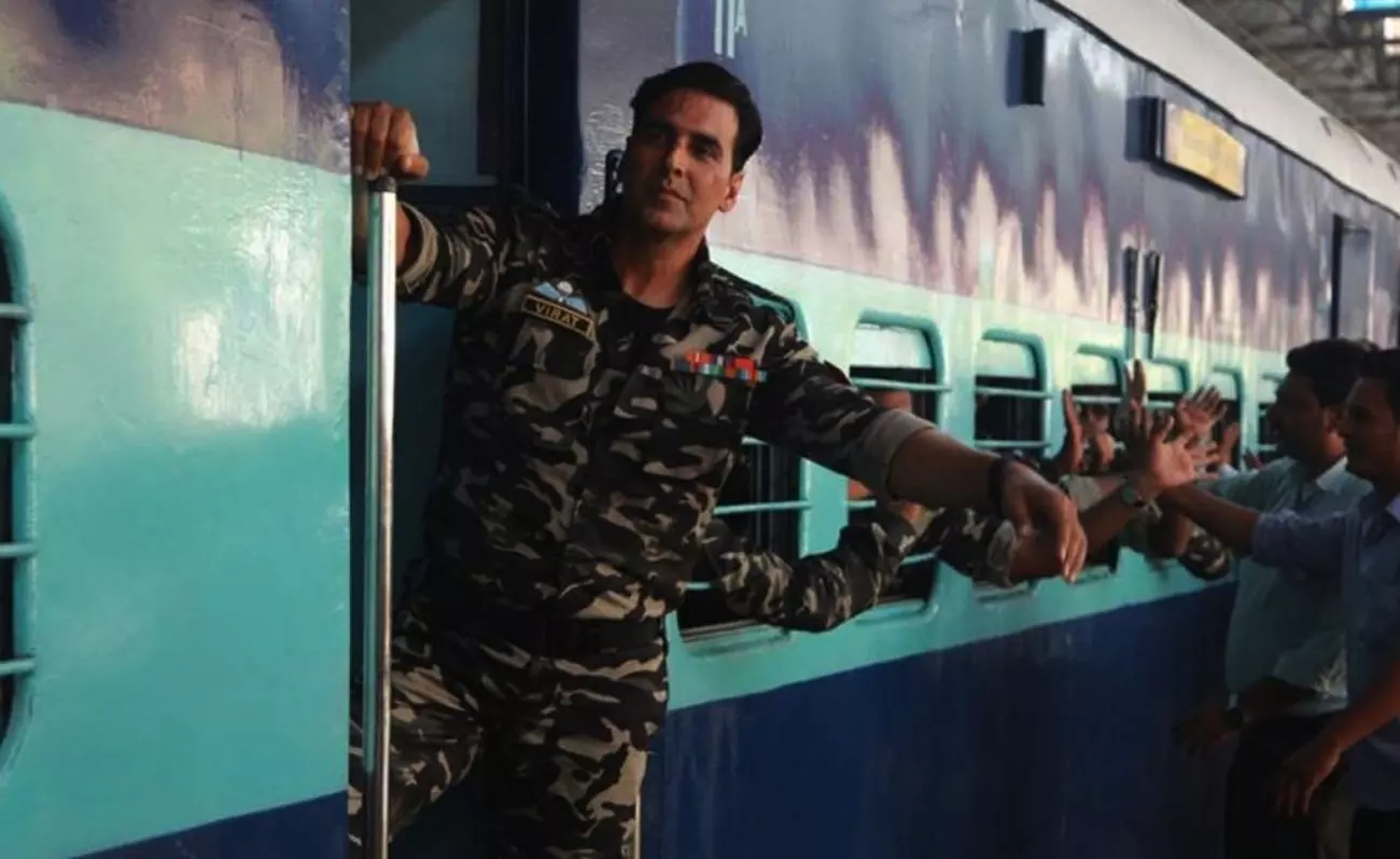 آکشی کومار در لباس نیروی نظامی هند سوار قطار