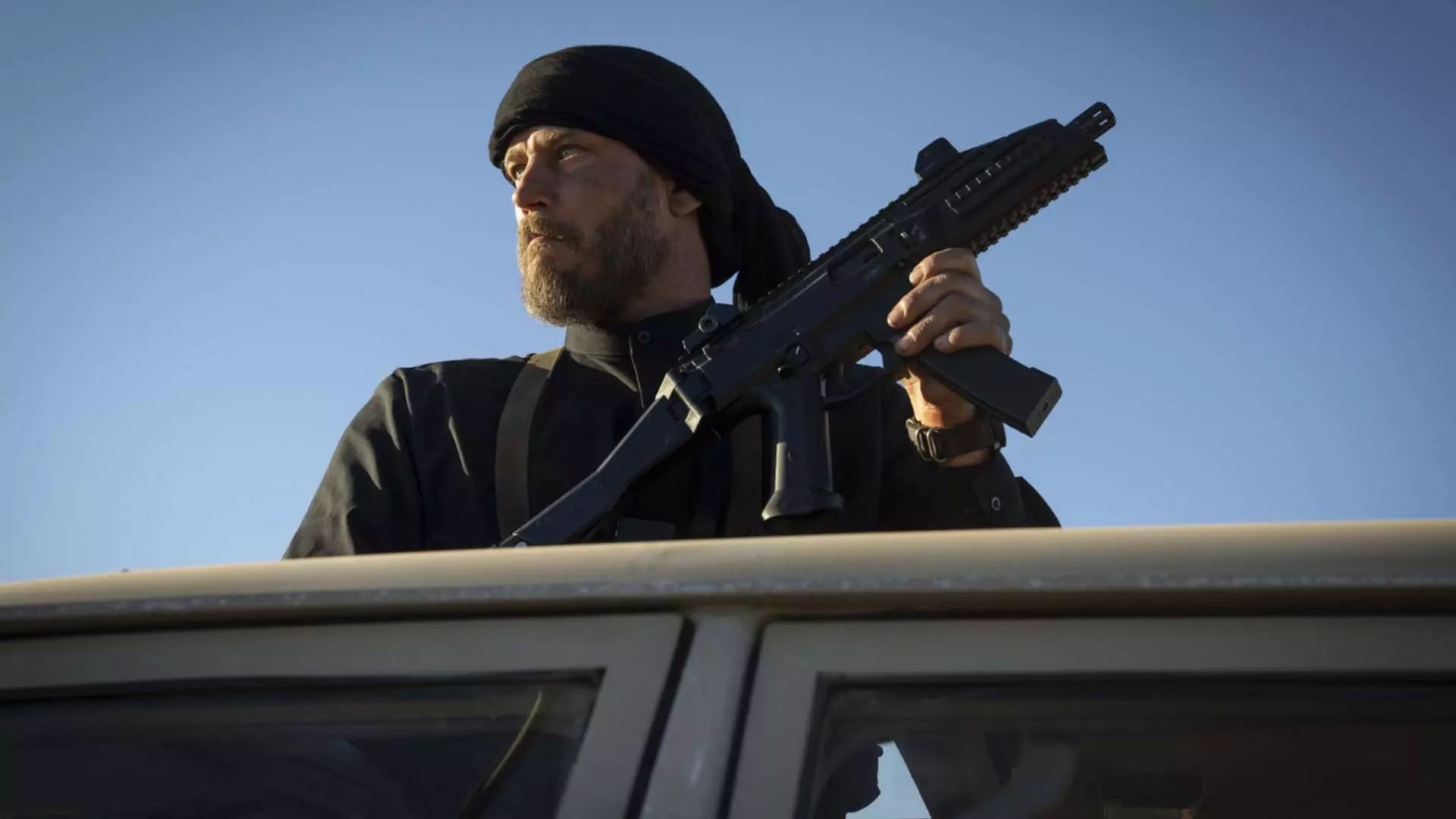 تراویس فیمل همراه با اسلحه در فیلم Kandahar