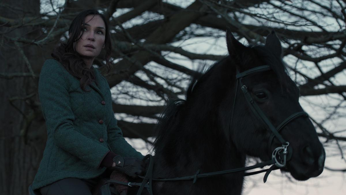 کاترین سوار بر اسب در فیلم Locked In
