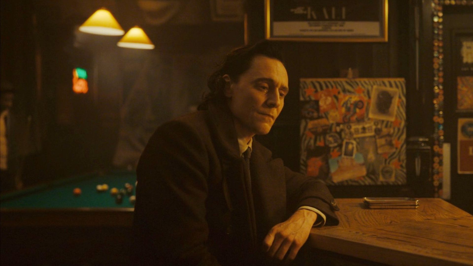 لوکی در حال گوش دادن به حرفای سیلوی در قسمت پنجم فصل دوم سریال Loki