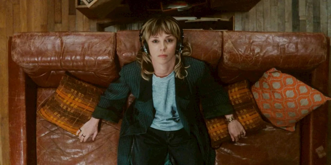 سیلوی در حال گوش دادن به موسیقی در قسمت پنجم فصل دوم سریال Loki 