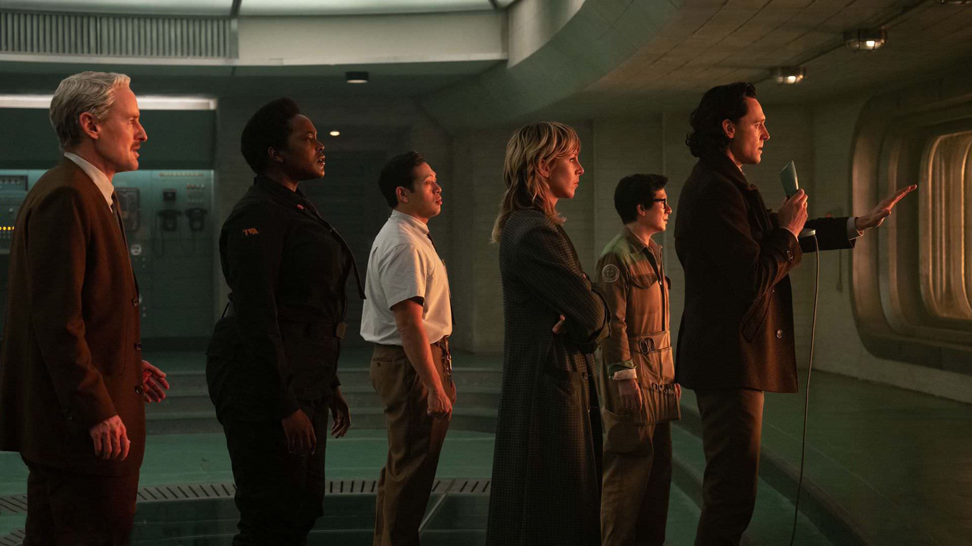 لوکی و اعضای TVA در حال تماشا تلاش ویکتور تایملی در قسمت ششم فصل دوم سریال Loki 