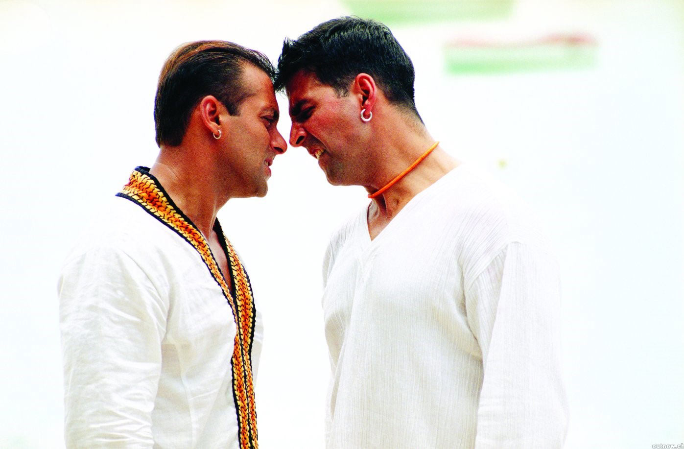 سلمان خان و آکشی کومار در فیلم با من ازدواج میکنی در لباس سفید