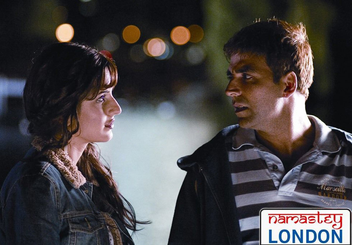 آکشی کومار درحال صحبت کردن با کاترینا کایف در فیلم سلام لندن