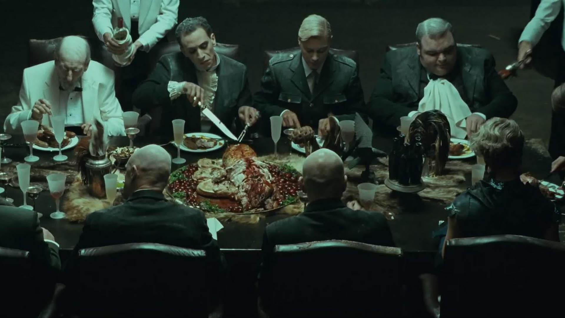 شخصیت های حاضر در فیلم Next Floor درحال خوردن غذا