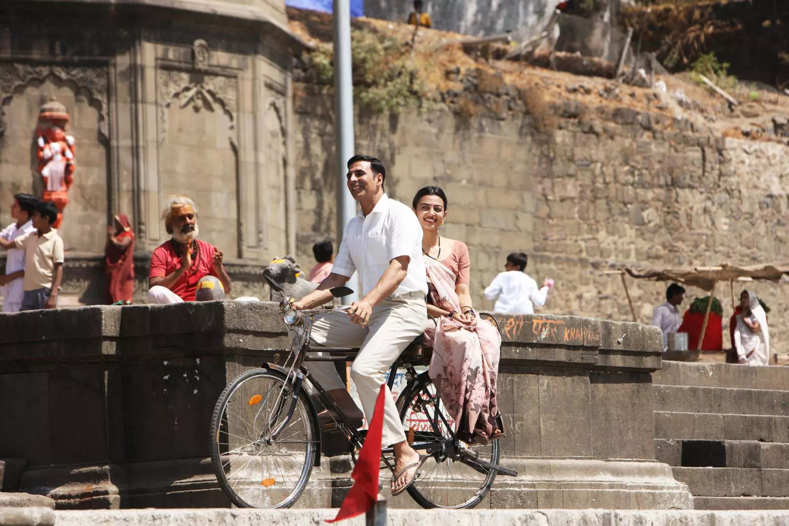 آکشی کومار در حال دوچرخه سواری در هوای آزاد در فیلم پدمن