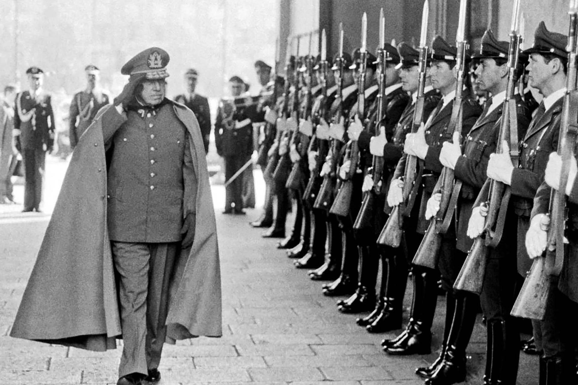 سلام نظامی آگوستو پینوشه، دیکتاتور شیلی به سربازان ارتش