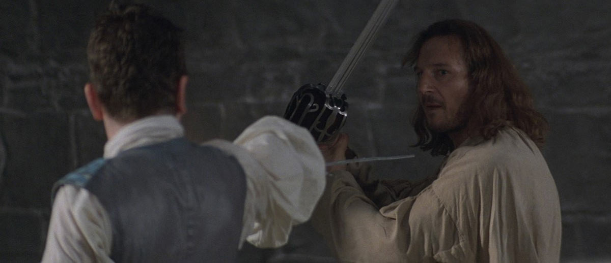 لیام نیسون و تیم راث در صحنه از فیلم راب روی درحال دوئل با شمشیر