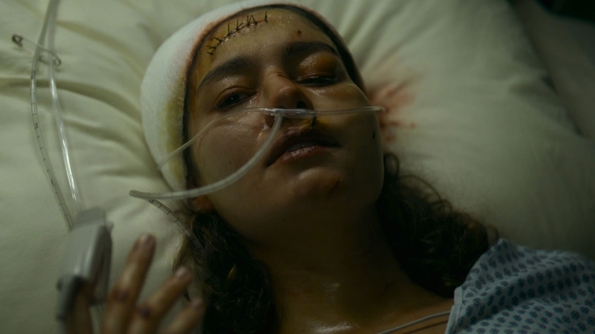 سوفی شارلوت با صورتی زخمی و چشمانی آسیب‌دیده و سری بسته خوابیده روی تخت بیمارستان در نمایی از فیلم قاتل به کارگردانی دیوید فینچر