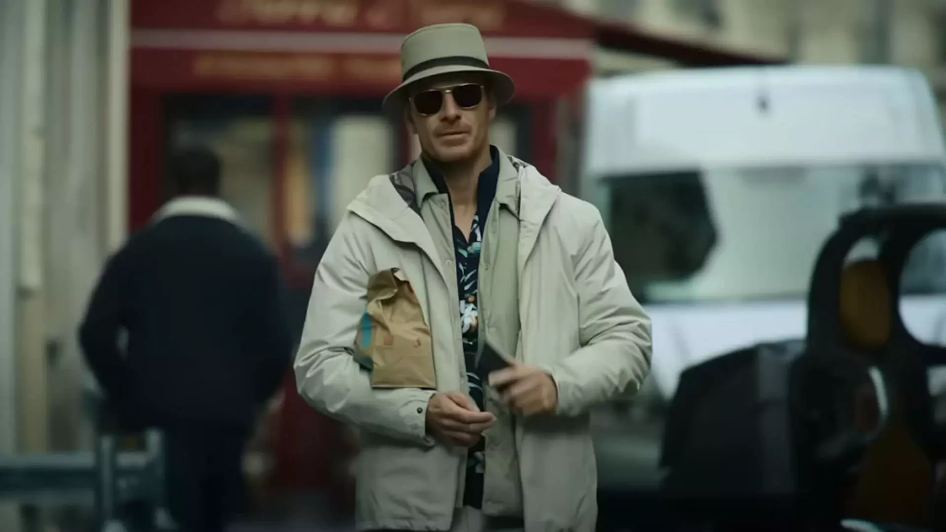 مایکل فاسبندر در حال راه رفتن در خیابان در نمایی از فیلم قاتل به کارگردانی دیوید فینچر