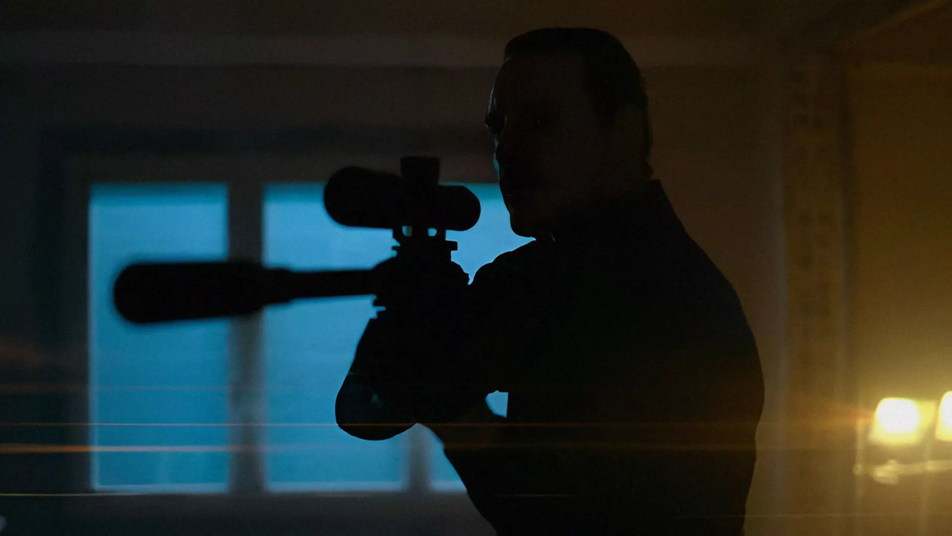 مایکل فاسبندر با یک تفنگ تک‌تیر‌انداز در دست در نمایی ضدنور از فیلم قاتل به کارگردانی دیوید فینچر